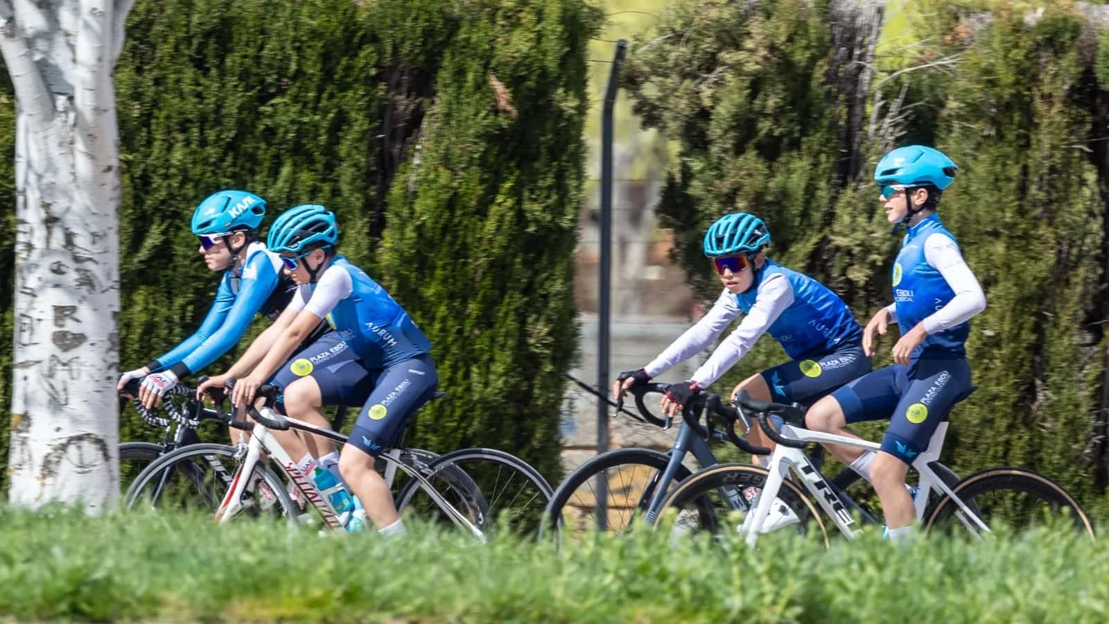 Jóvenes ciclistas en el campus de la Fundación Alberto Contador
